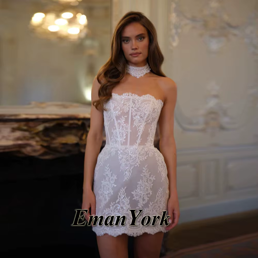 Robes de mariée courtes tendance EmanY pour mariages avec appliques, sans bretelles, coupe fourreau,