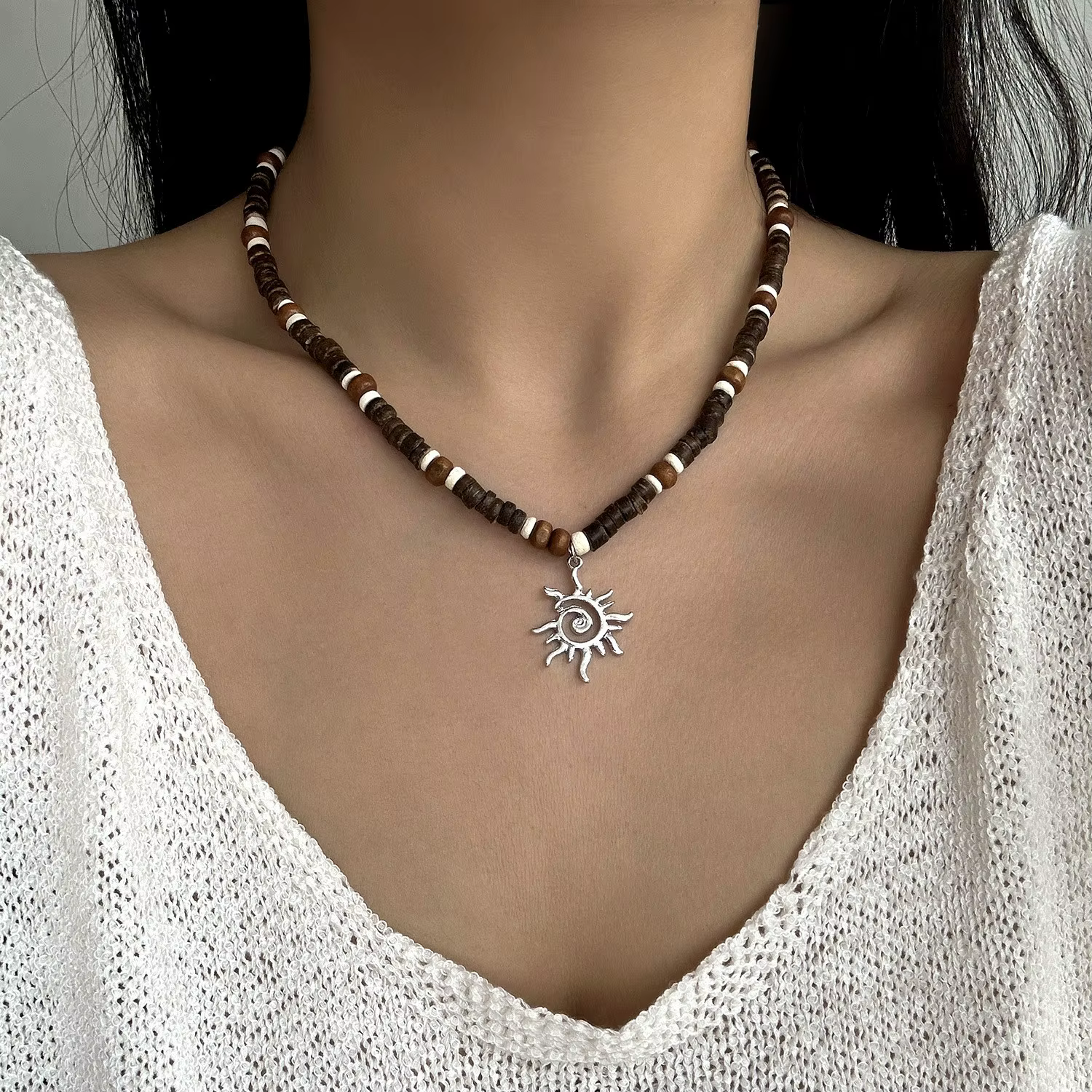 Collier bohème en coquille de noix de coco et perles en bois pour femmes et hommes, pendentif soleil