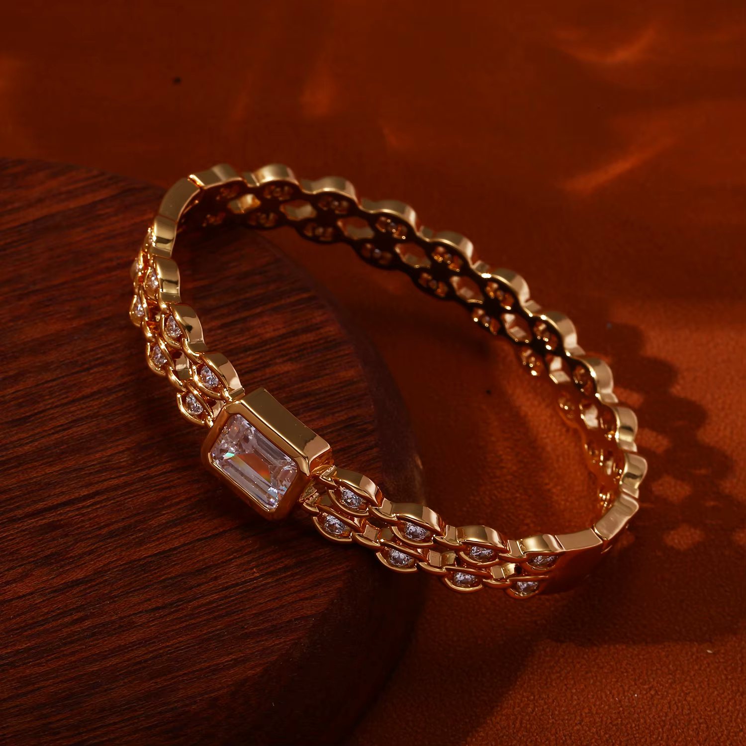 Bracelet de luxe en cristal baguette plaqué or 18 carats avec maillons de chaîne et zircone cubique 