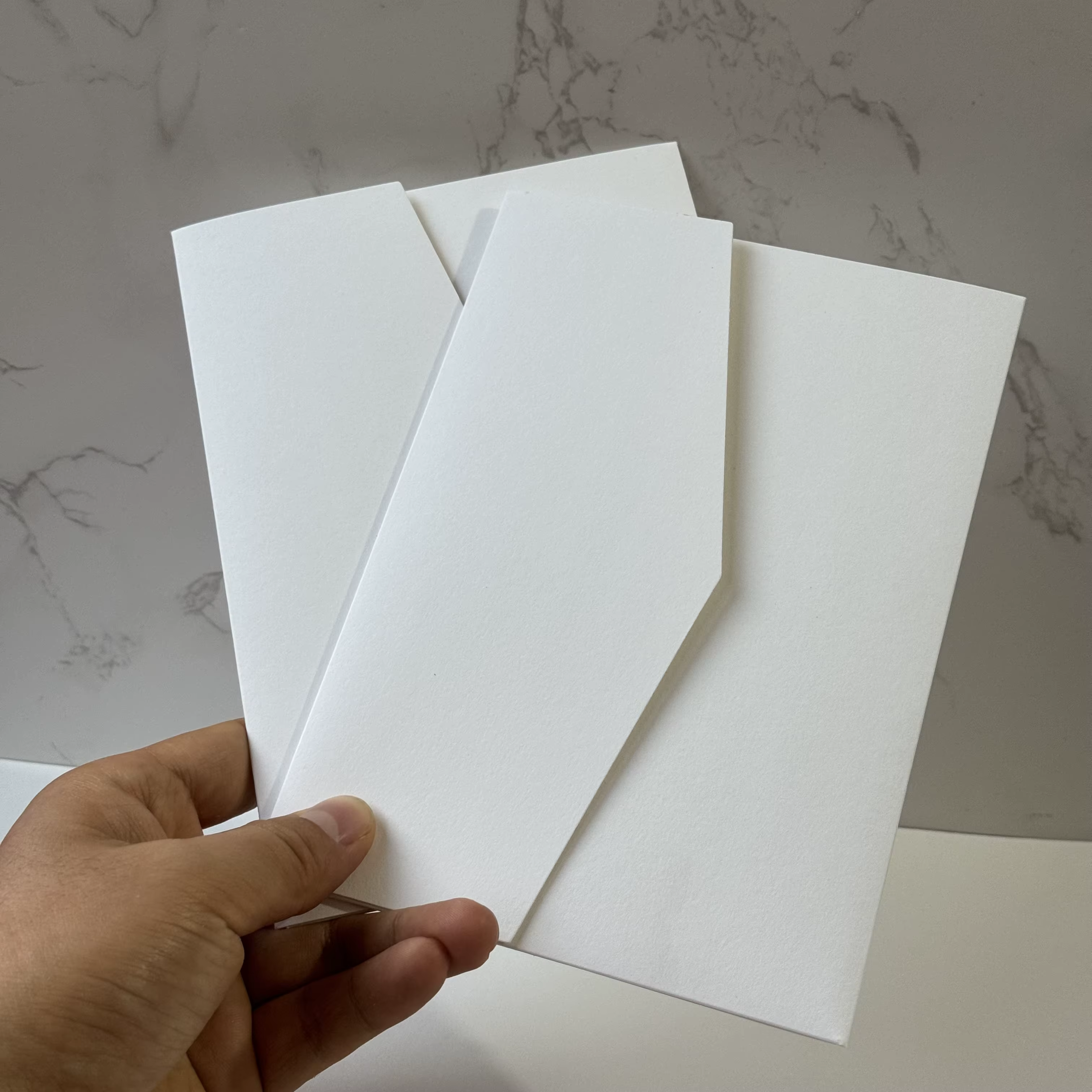 Enveloppes d'invitation élégantes avec poches à rabat personnalisé, document personnalisé, fiançaill