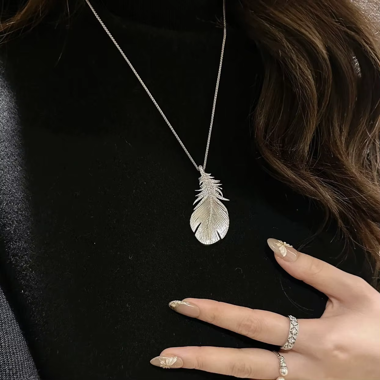 Collier de luxe léger avec pendentif en plumes de diamant, artisanat brossé, beau et unique, chaîne 