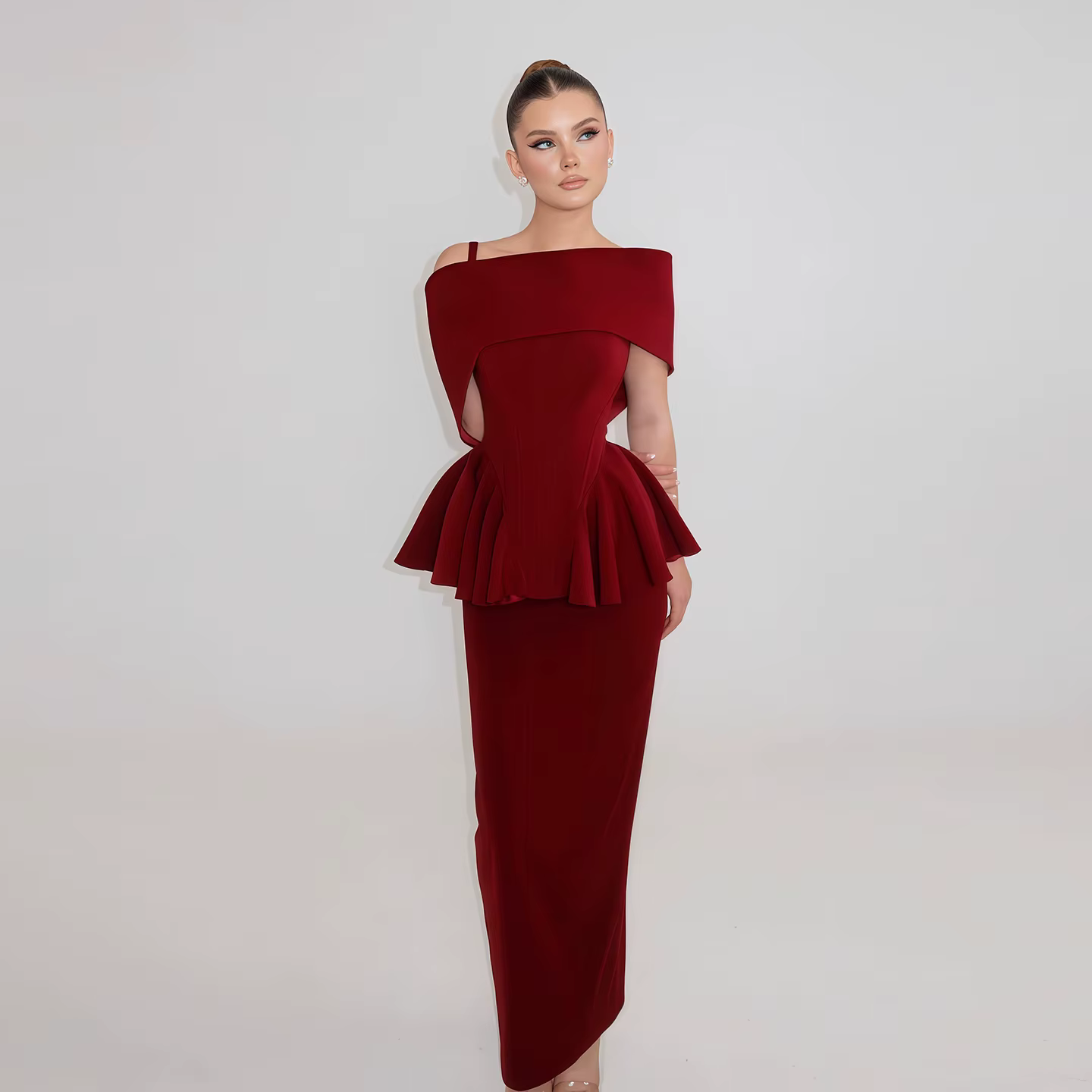 Robe de soirée élégante Sharon Said Dubai, rouge bordeaux, coupe fourreau, épaules dénudées, taille 