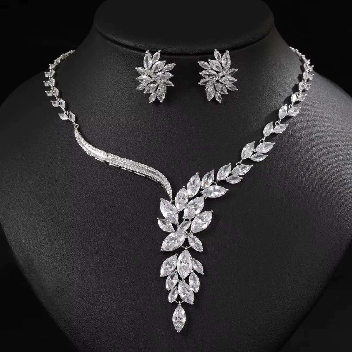 Ensemble élégant de collier et boucles d'oreilles en zircon pour femme, idéal pour les soirées, les 