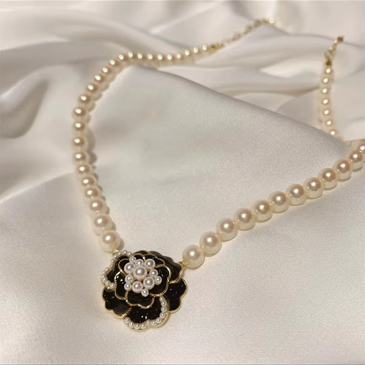 Collier avec pendentif en forme de fleur de camélia blanche pour femmes, chaîne de clavicule à la mo