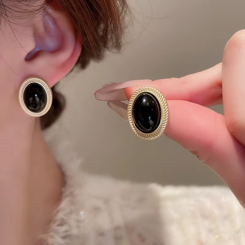 Nouvelles Boucles d'Oreilles Clous Ovales Noires en Métal Doré Style Rétro 2026 pour Femmes – Design