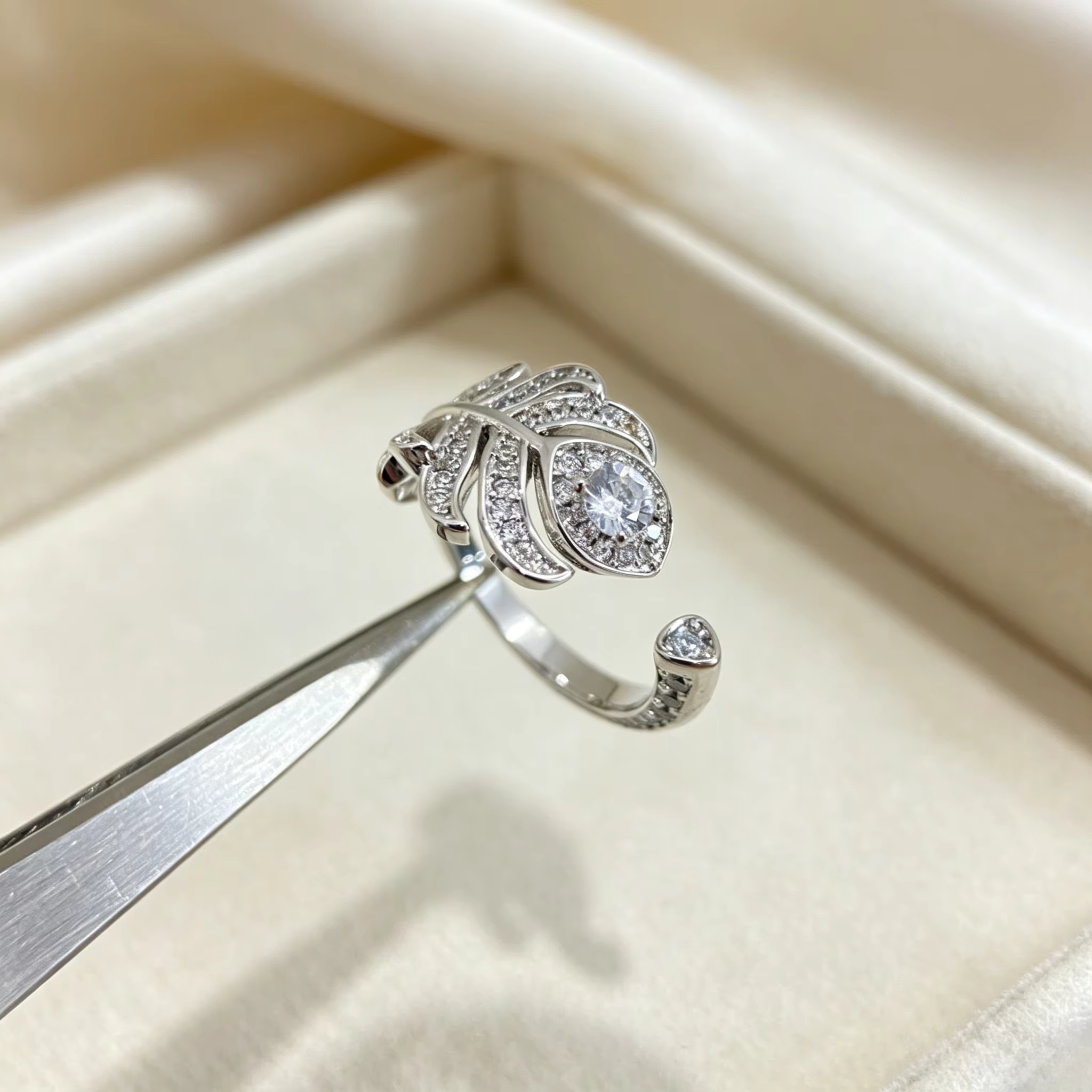 Ensemble de bijoux élégant pour femme avec collier, bague, bracelet et boucles d'oreilles en argent 