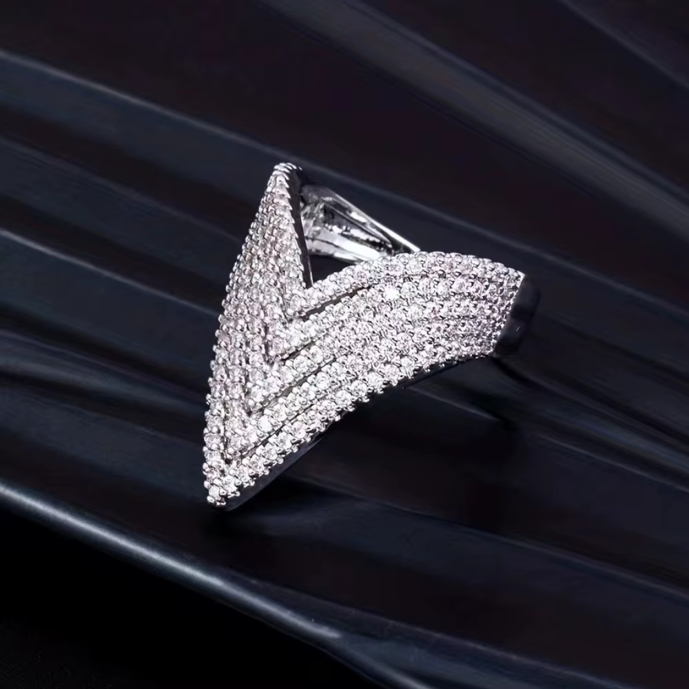 Conception à bouche pointue pour bagues pour dames. Conception multicouche en forme de V, bague femm