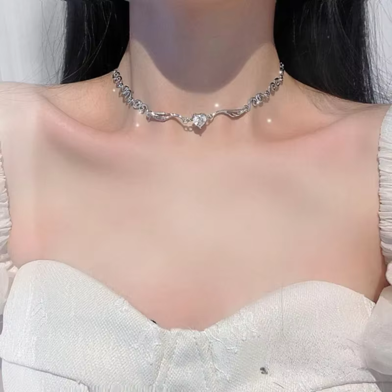 Collier ras du cou irrégulier couleur argent pour femmes, chaîne de clavicule en cristal, cœur d'amo
