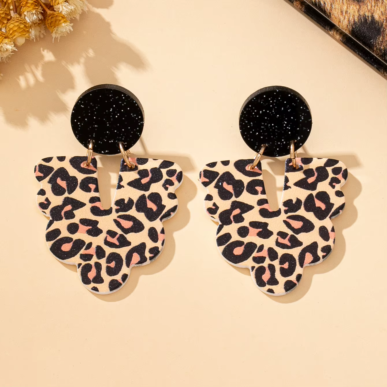 Une paire de boucles d'oreilles pendantes pour femmes avec imprimé léopard géométrique, adaptées à l