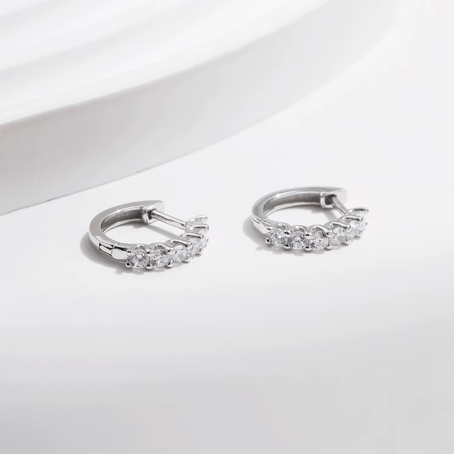 MODIAN D couleur Moissanite petites boucles d'oreilles en argent Sterling 925 creux scintillant bouc