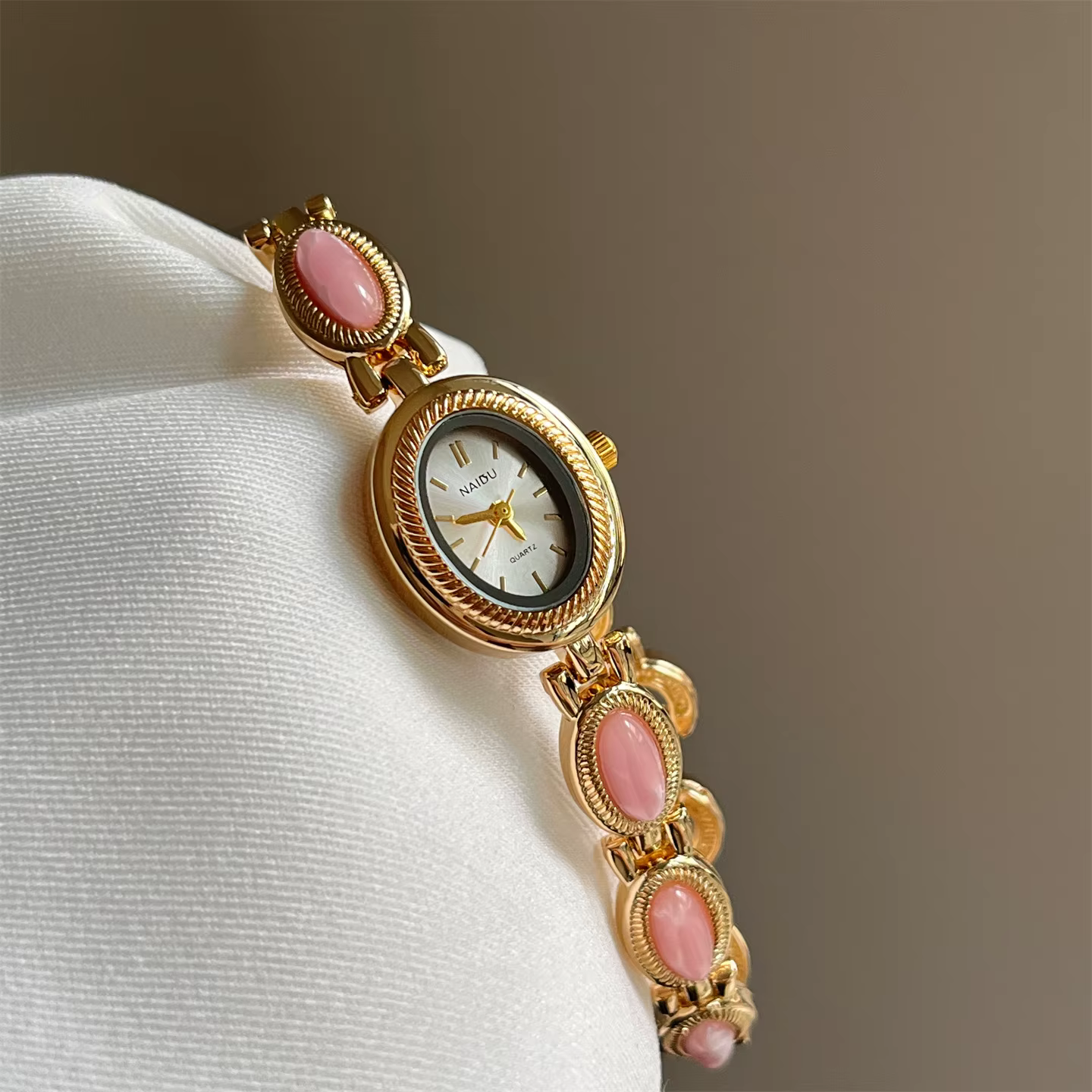 Nouvelle montre pour femme Vintage avec pierres précieuses colorées lumière luxe personnalisé rétro 
