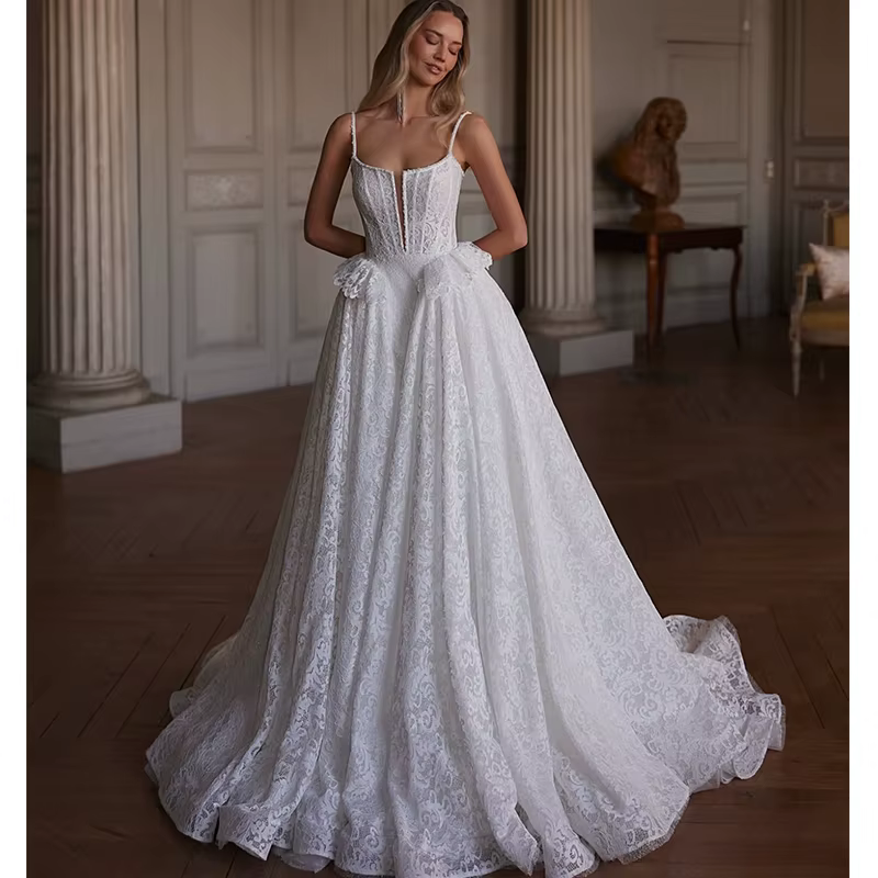 Robe de mariée élégante entièrement en dentelle brodée, ligne a, sans manches, col carré, bretelles 