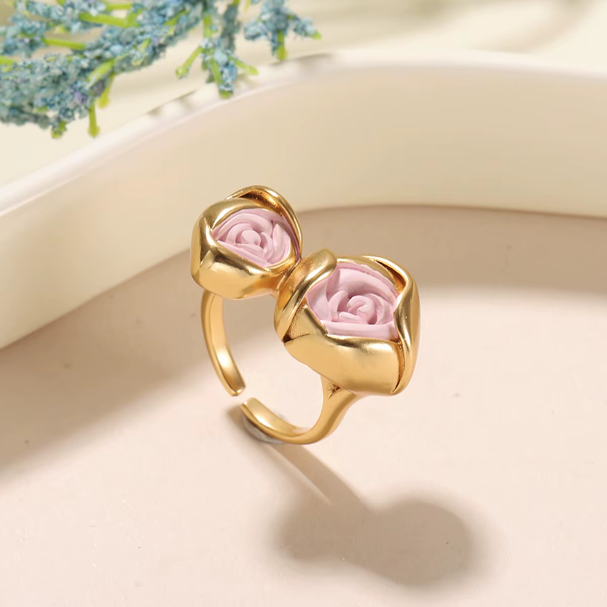 Bague ouverte double rose couleur or pour femme, bague statement rose émaillée, bijou bohème vintage