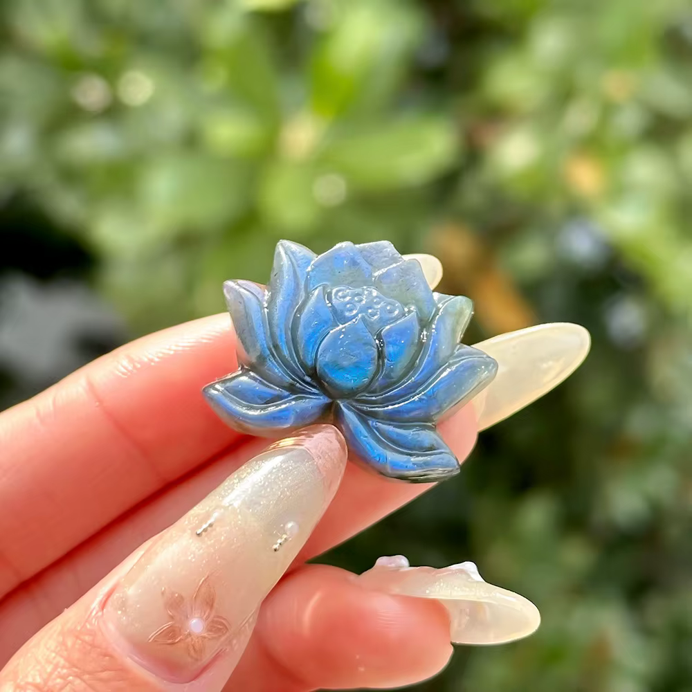 Pierre précieuse de Lotus Labradorite sculptée élégante, artisanat fait à la main, bijoux en cristal