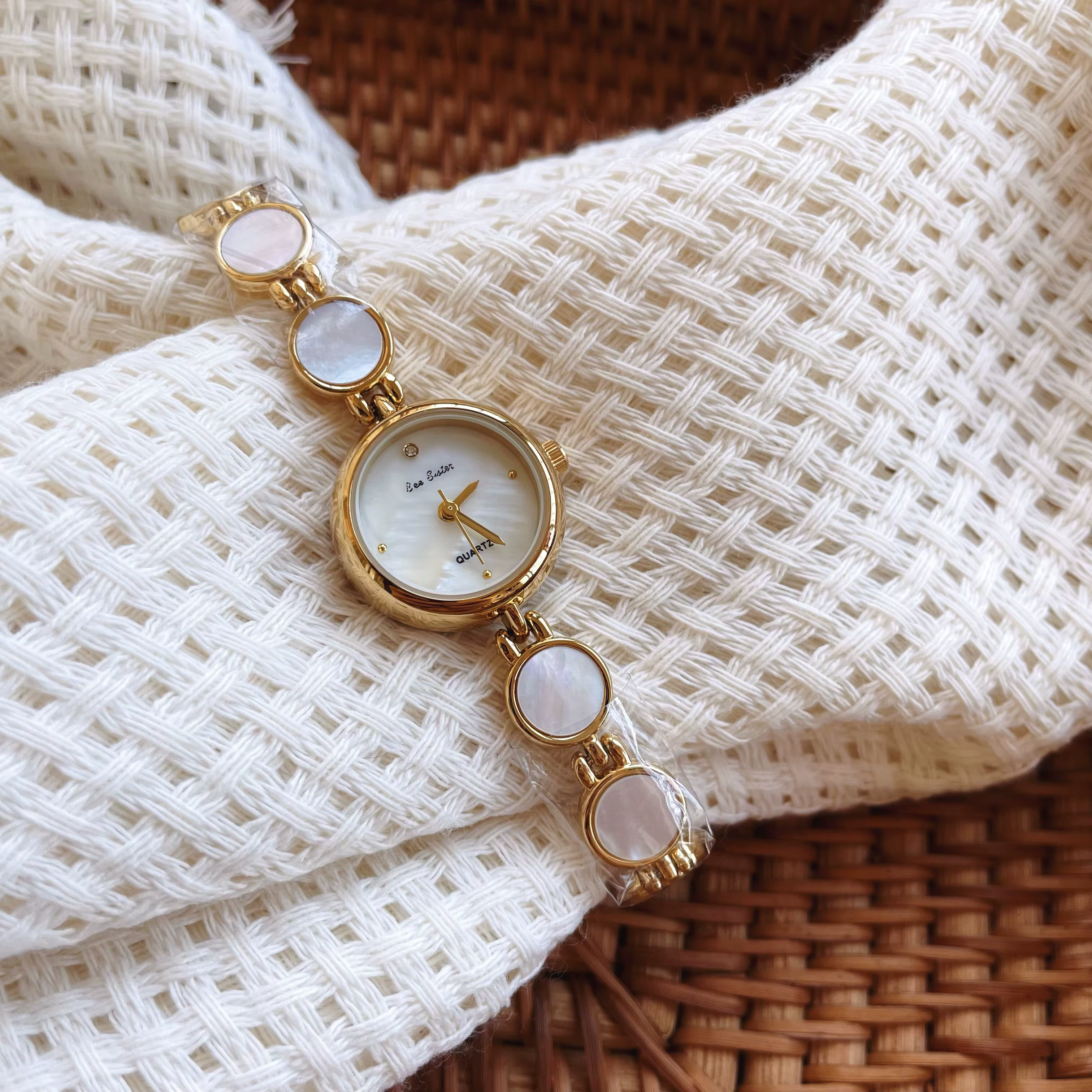 Nouvelle montre pour femme, style luxe léger, mouvement à quartz, parfaite pour le lieu de travail, 