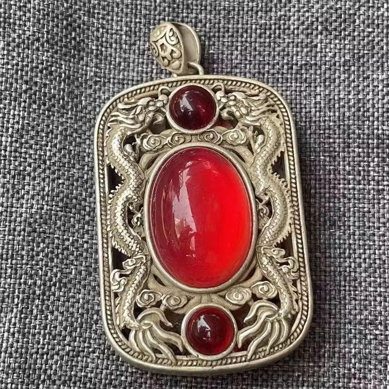 Pendentif vintage double dragon ajouré, cadre en argent antique, trois pierres rouges brillantes, or