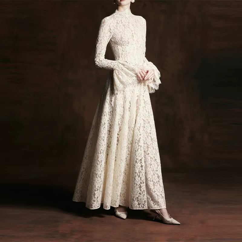 Robe de soirée élégante blanche à manches longues en dentelle transparente, col montant, poignets cl