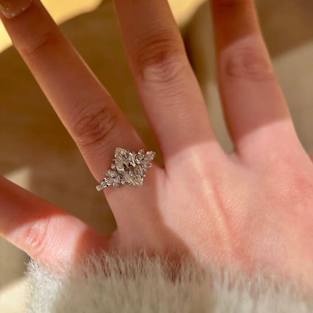 Bague de fiançailles de luxe incrustée de diamants, anneaux œil de cheval pour femmes, design haut d