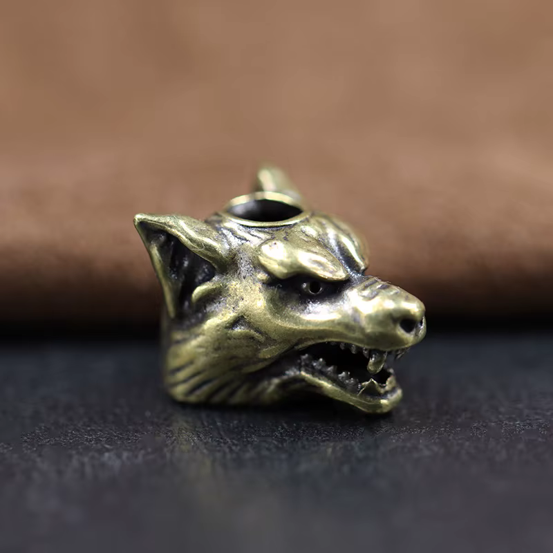 Sculpture de tête de guerriers de loup, perle de paracorde en laiton, pendentif de lanière fait à la
