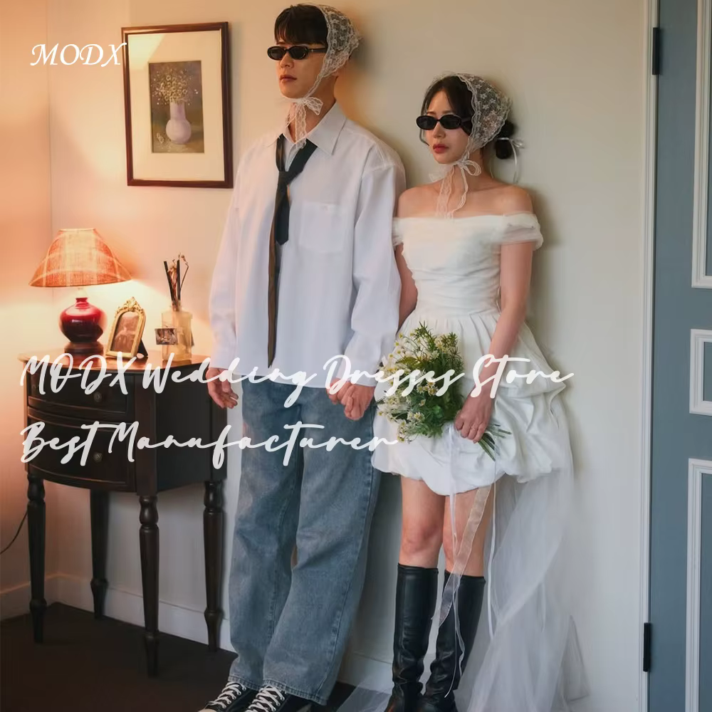 Robe de mariée coréenne élégante MODX en ivoire, coupe mini épaules dénudées, avec traîne en tulle d