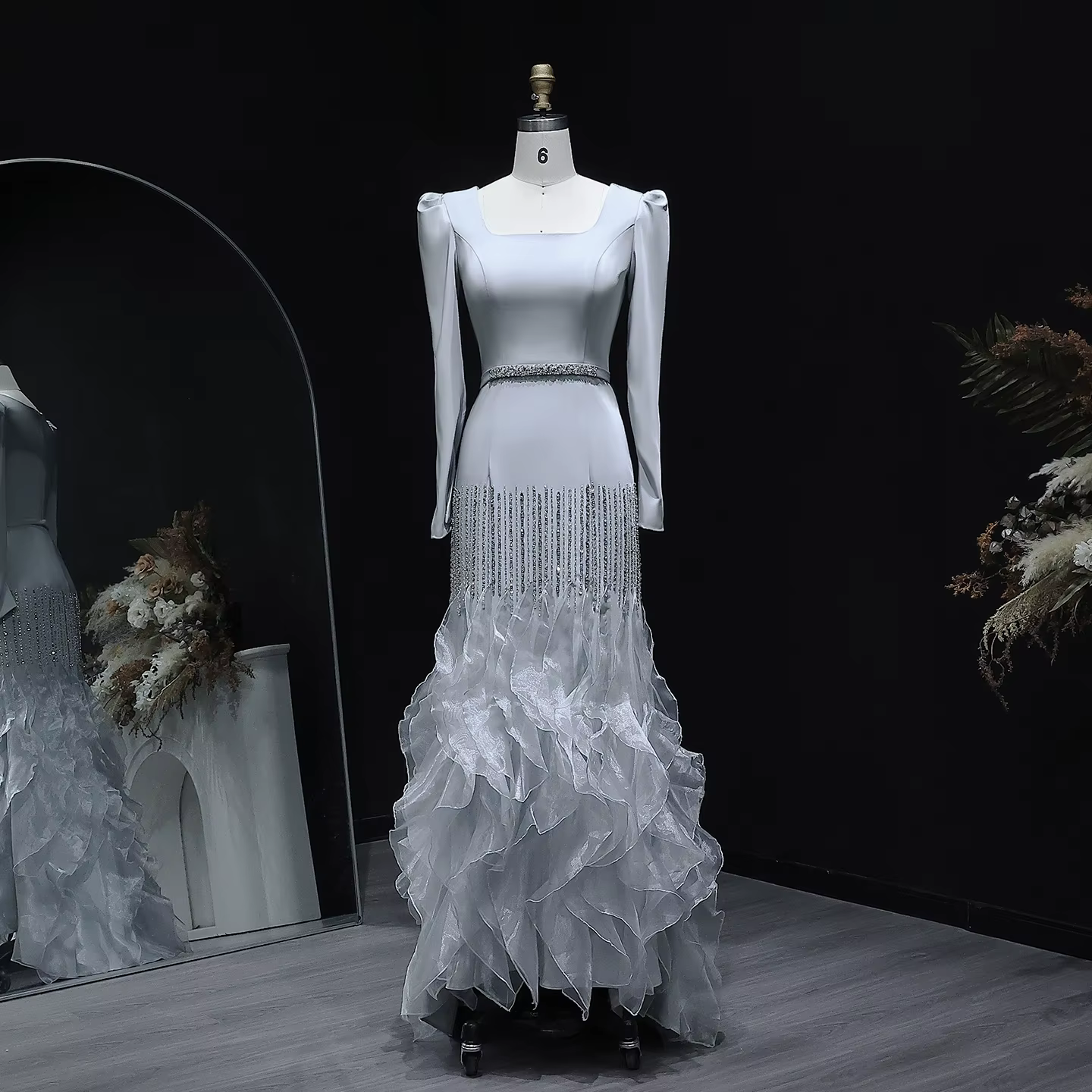Robes de soirée de luxe Sharon Said gris, manches longues avec ceinture, volants et perles, pour fem