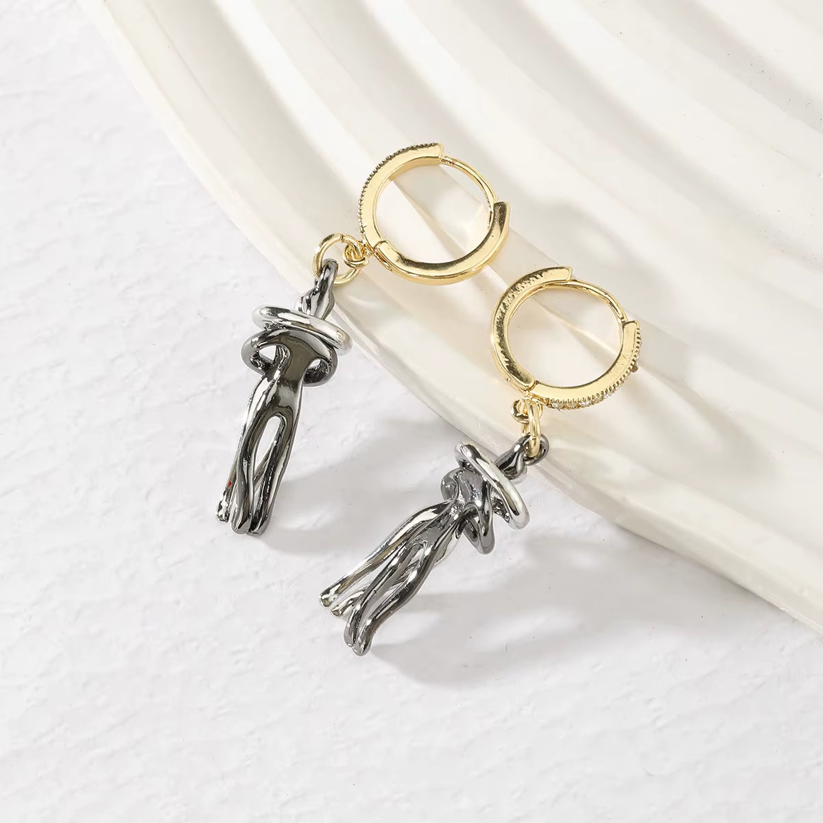 Boucles d'oreilles créoles pendantes 2025, accessoires de mode exagérés, motif deux personnes enlacé