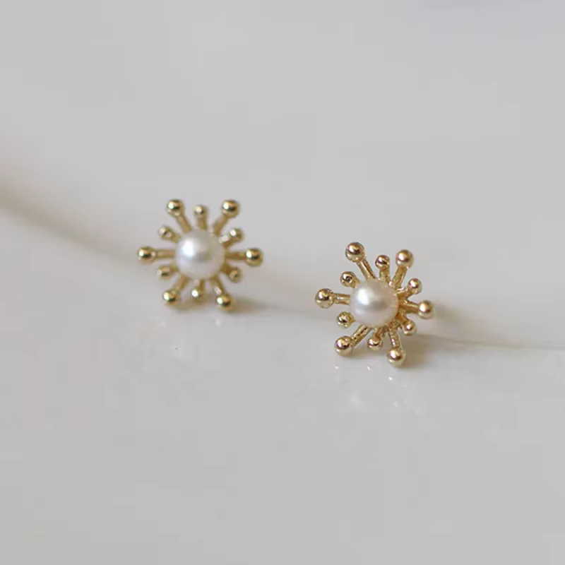 Boucles d'oreilles clous mini fleurs en perles couleur or pour femme, bijoux de fête, accessoires mi