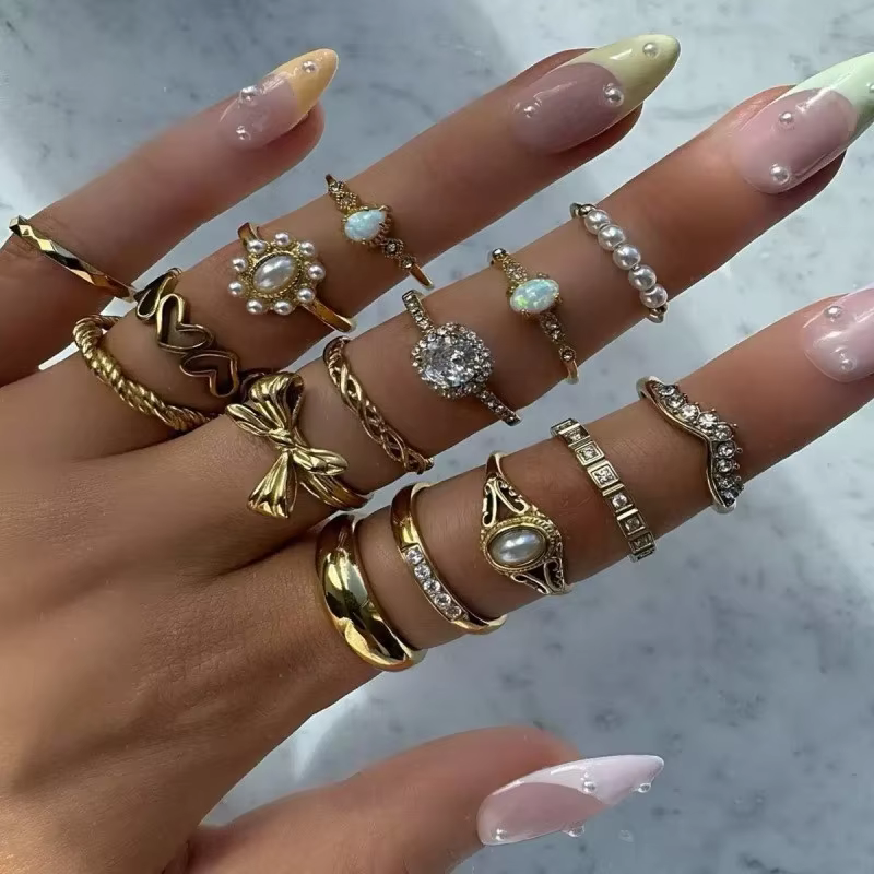 Lot de 15 bagues dorées tendance avec motifs nœud, fleur, feuille et fausses perles, idéales pour le