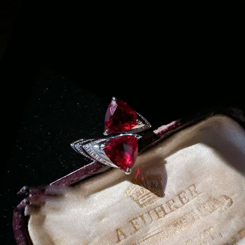 Bague triangle verte sertie de diamants pour femme avec ouverture vintage