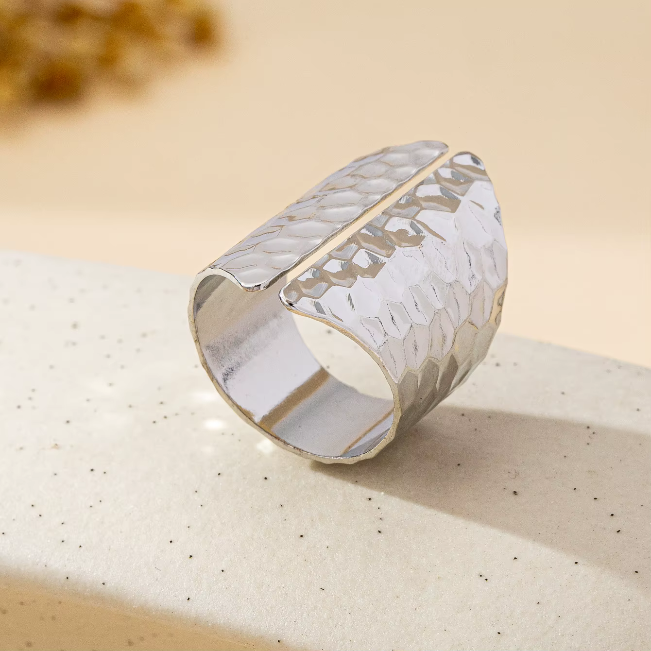 Bague ouverte pour femme, élégante et simple, polyvalente avec une texture martelée, idéale pour un 