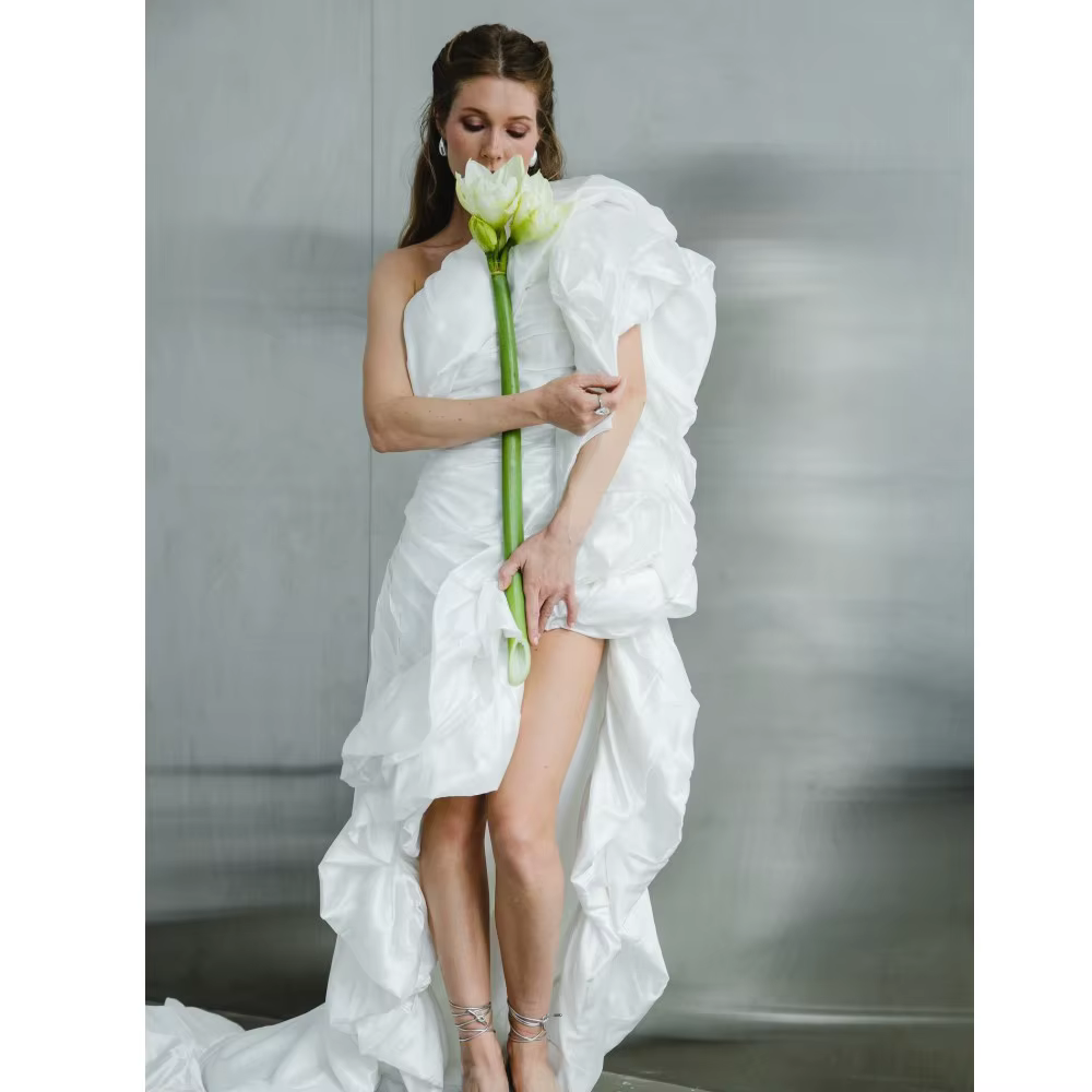 Jolies robes formelles longues asymétriques blanches pour femmes, robes de mariée modestes à lacets 