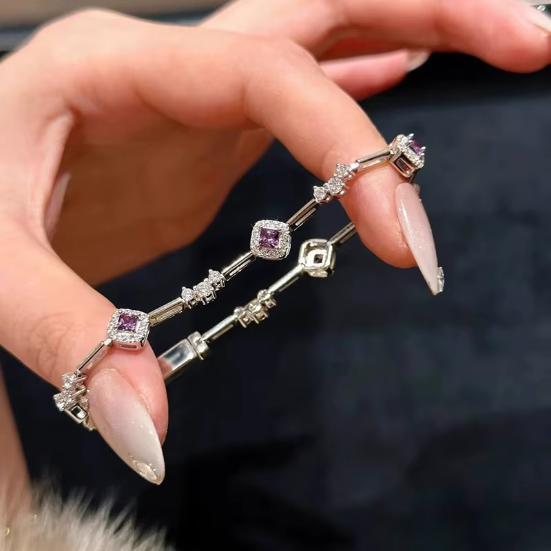 Bracelet en diamant incrusté de pierres précieuses violettes, Design d'inspiration, à la mode, class