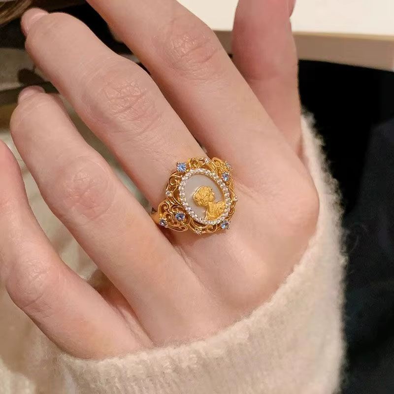 Bague Vintage Camée pour Femme, en Filigrane Doré Creux, avec Portrait de Dame, Coquille et Cristal 