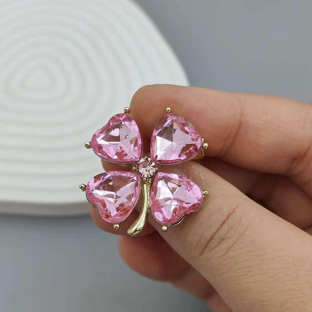 Broches porte-bonheur en cristal rose délicat pour femmes, trèfle à quatre feuilles, rétro, cœur éme