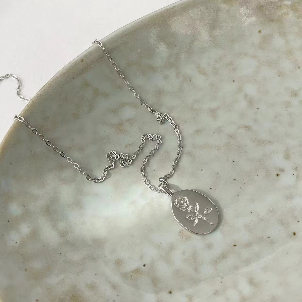 Collier pendentif rond camée de fleur plaqué or 18 carats pour femmes, bijoux esthétiques personnali