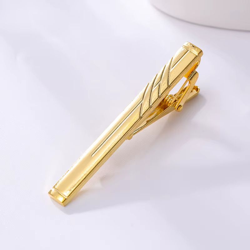 Fermoir à cravate élégant de couleur or pour hommes ; Accessoire idéal pour les mariés et les messie