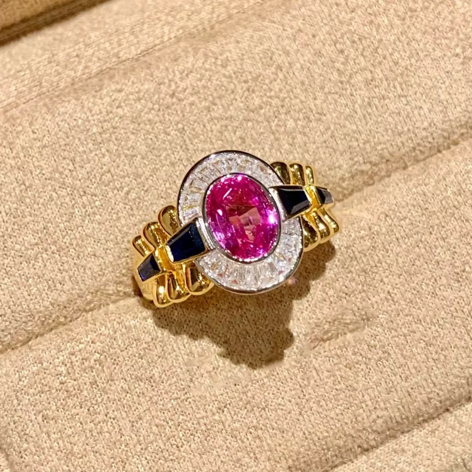 Bague vintage en corindon rouge, sertie d'or 18 carats. Cette bague pour femme réglable, luxueuse et