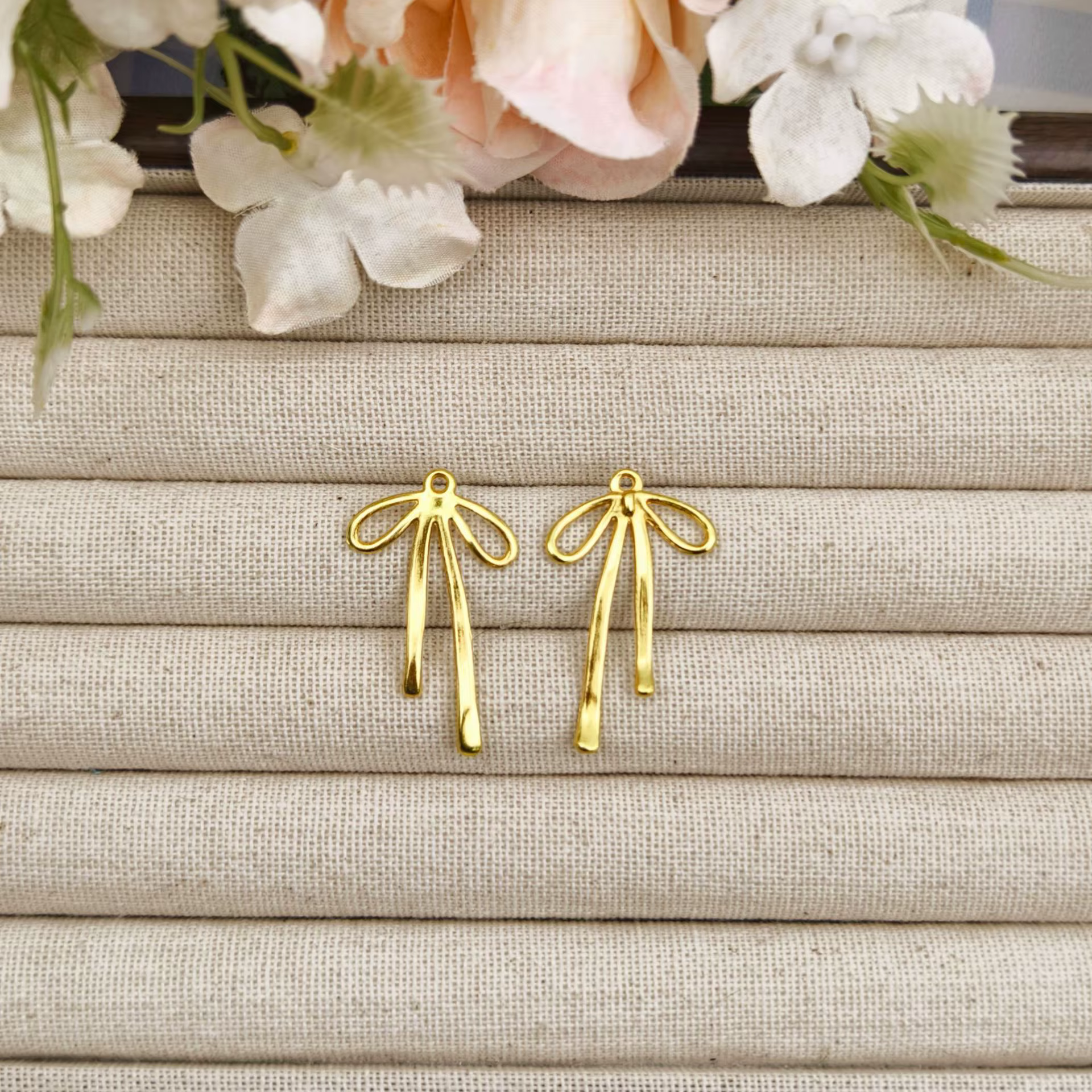 Meilleure Vente Mode Exquise Bijoux en Métal Doré Petit Nœud Accessoires Matériaux Faits Main Penden
