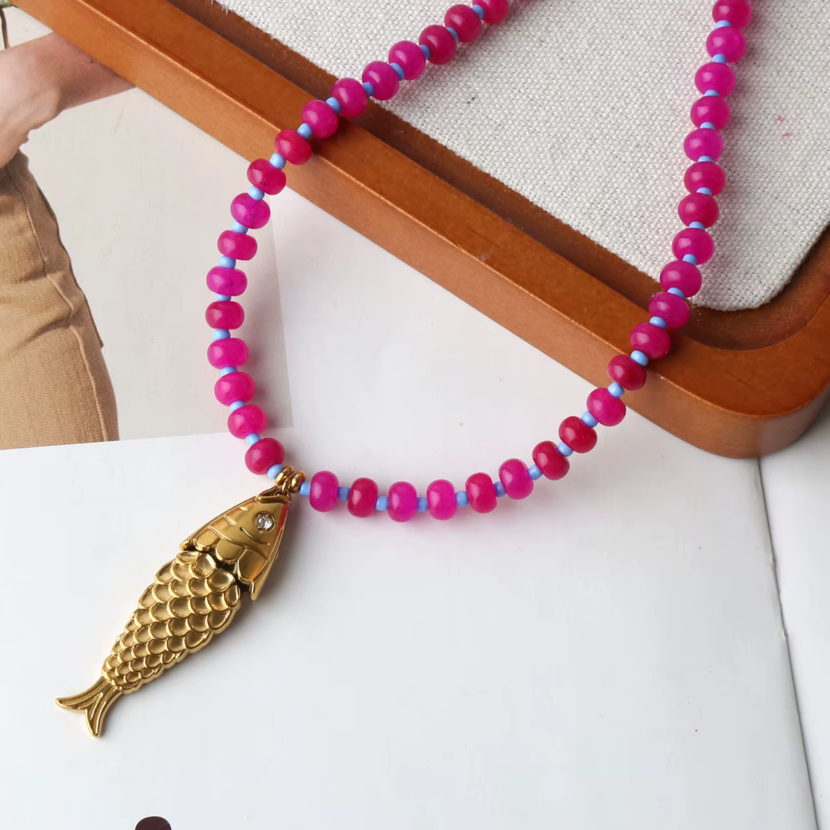 Collier avec pendentif poisson oscillant, bijoux populaires BOHO, perles de roses naturelles, polyva