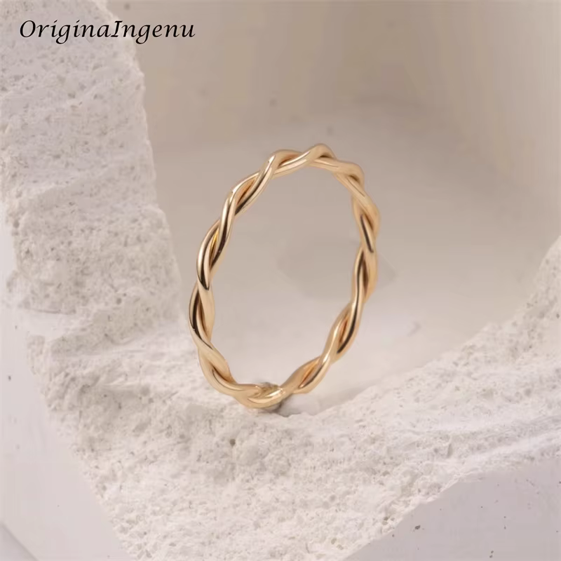 Bague torsadée remplie d'or 14 carats pour femme, bijoux minimalistes faits à la main, bague de degr