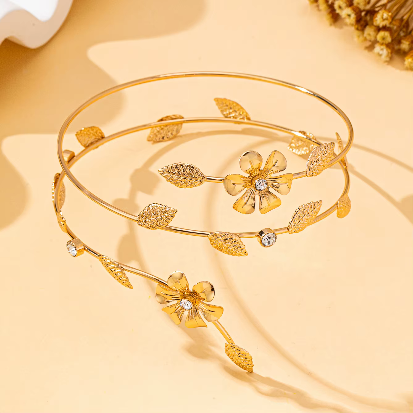Un brassard pour femme en forme de vigne florale stéréo et plusieurs couleurs au choix. le brassard 