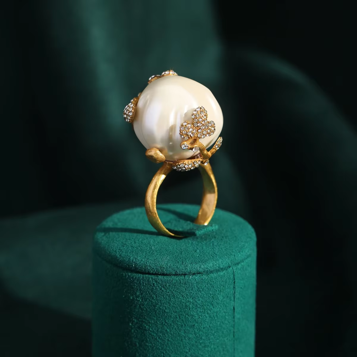 Bague en perles baroques de style vintage plaquées or 18 carats avec motif de vigne en cristal pour 