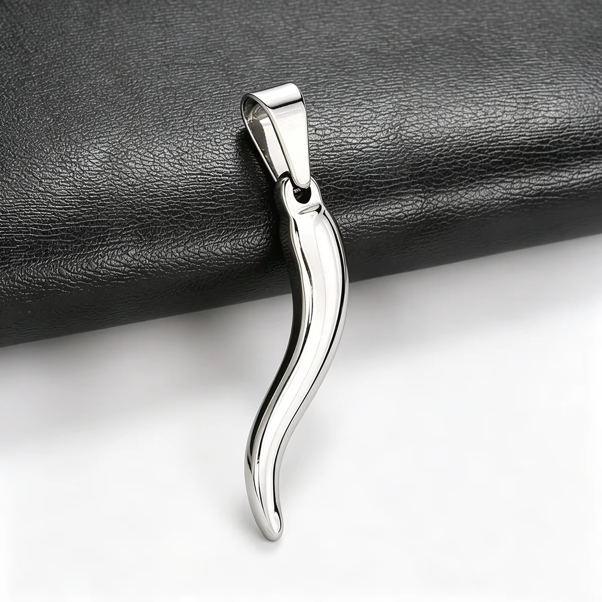 Collier pendentif chic en acier inoxydable en forme de piment pour femmes et hommes, breloques DIY e