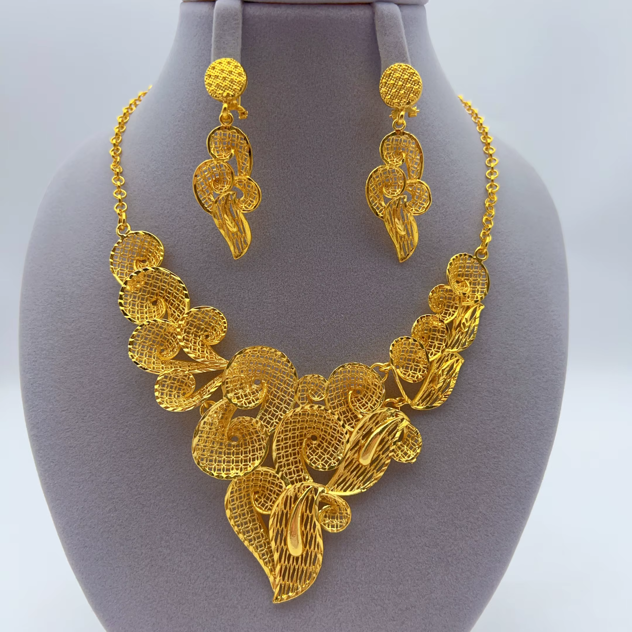 Ensemble de bijoux indiens plaqués or 24 carats, grand collier et boucles d'oreilles florales, pour 
