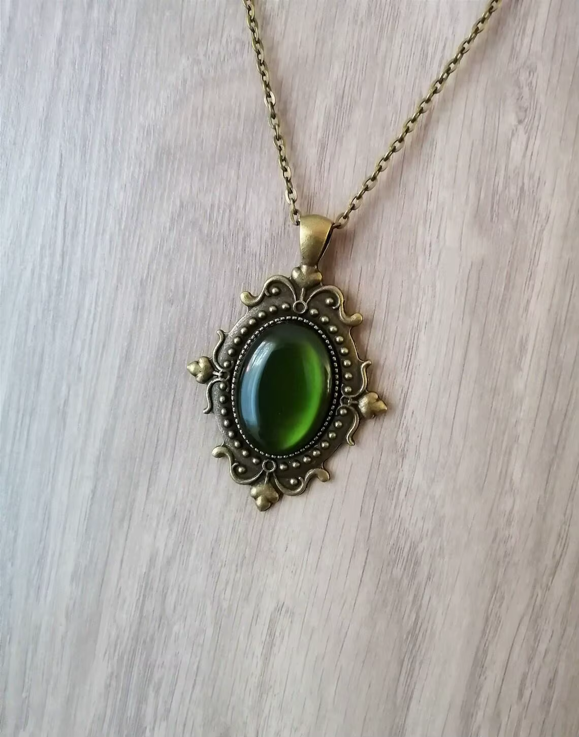 Collier avec pendentif ovale en opale verte, motif Victoria médiéval, couleur Bronze, pour femmes et