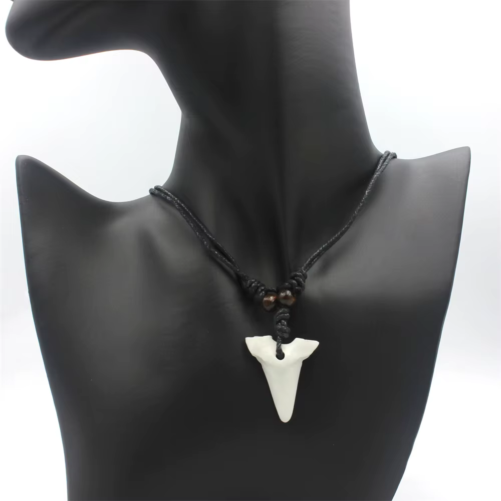 Collier en forme de dent de requin sculpté, Imitation d'os, pendentif amulette de dents blanches, bi