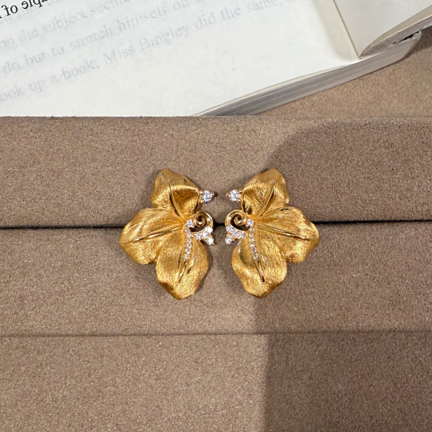 Boucles d'oreilles en forme de pétale incrusté de diamants artisanaux en or Antique pour femmes, bou