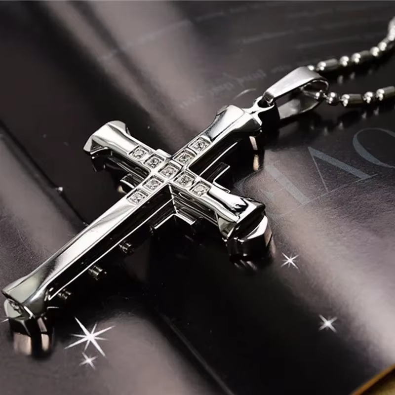 Pendentif Croix de Jésus en Cristal 2026 Nouveau style masculin Simple et tendance Articles de mode 