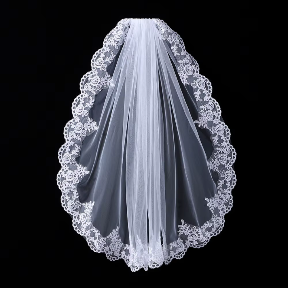 Voile de mariée mi-long avec broderie florale, dentelle festonnée, coiffe de mariage élégante à bord