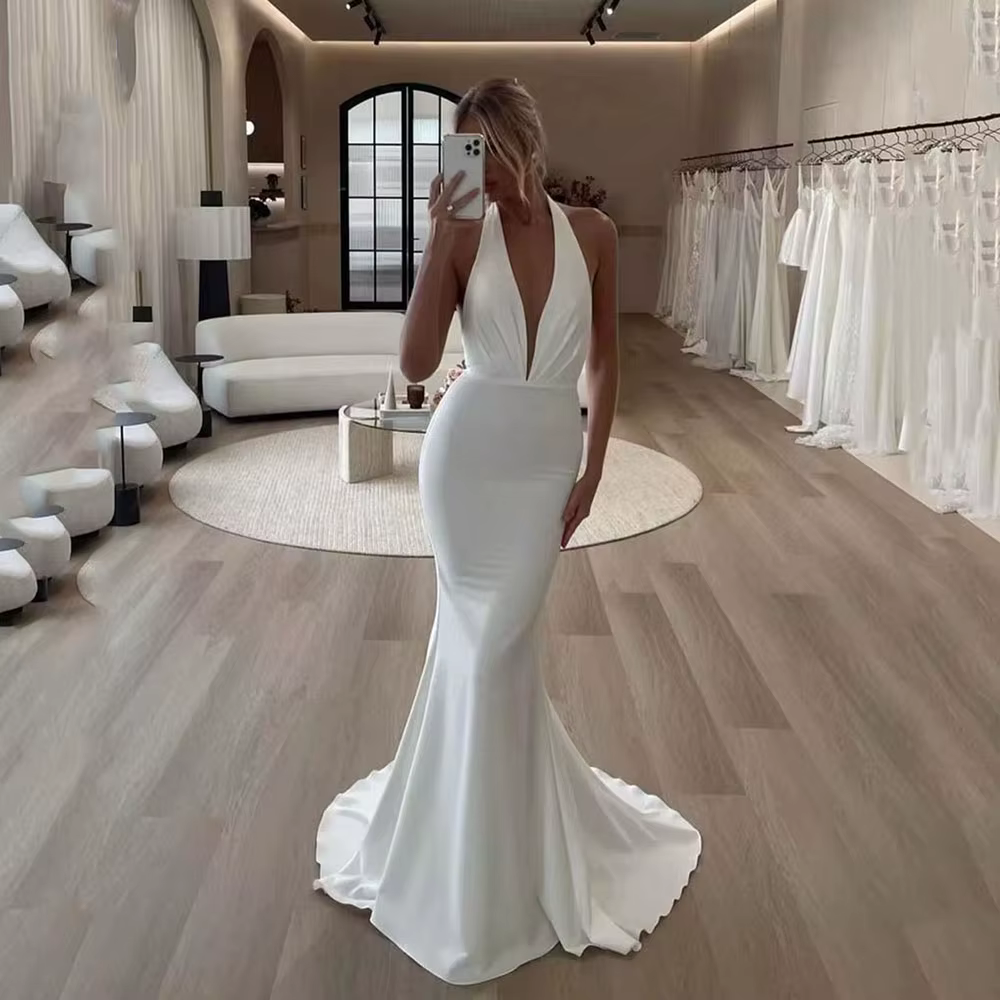 Robe de mariée sirène en crêpe à col en V profond 2026, sans manches, dos nu, simple et élégante